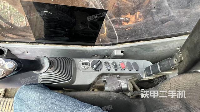 座椅右側(cè)控制臺/鑰匙門/油門/含右手柄（駕駛室部分）