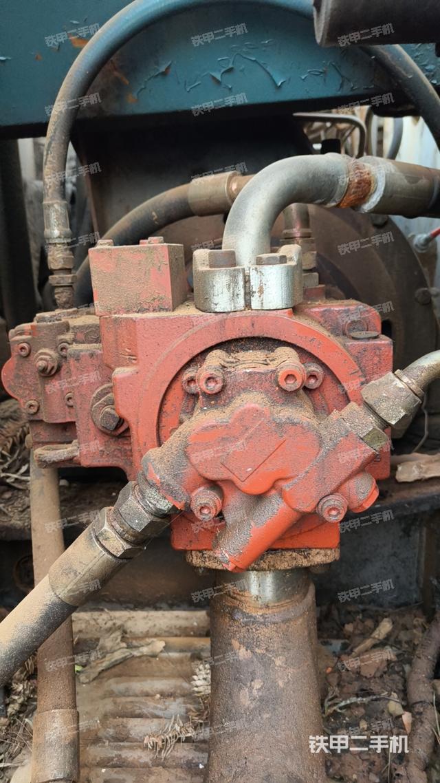 液压泵舱室正面整体（整机外观）