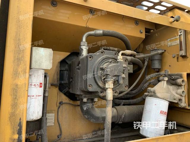 液壓泵艙室正面整體(整機(jī)外觀) 液壓泵艙室正面整體(整機(jī)外觀)