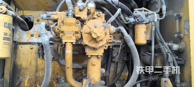 液压泵舱室正面整体（整机外观）