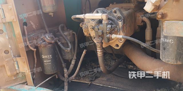 液压泵舱室正面整体（整机外观）