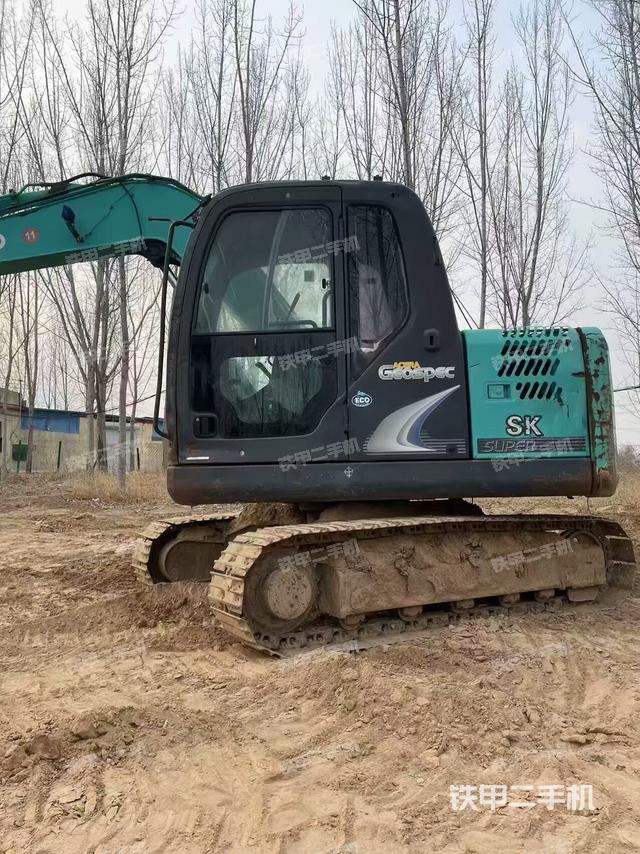 駕駛室整體(整機(jī)外觀) 駕駛室整體(整機(jī)外觀)