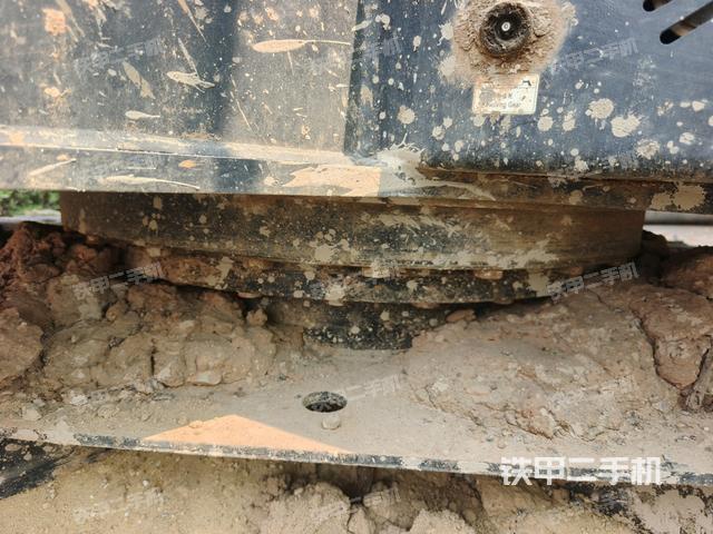 轉(zhuǎn)盤(pán)和下車(chē)架正前（工作和回轉(zhuǎn)裝置）