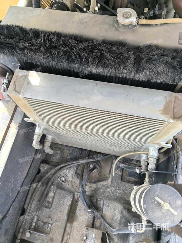 散熱器全景（壓路機(jī)發(fā)動(dòng)機(jī)艙）
