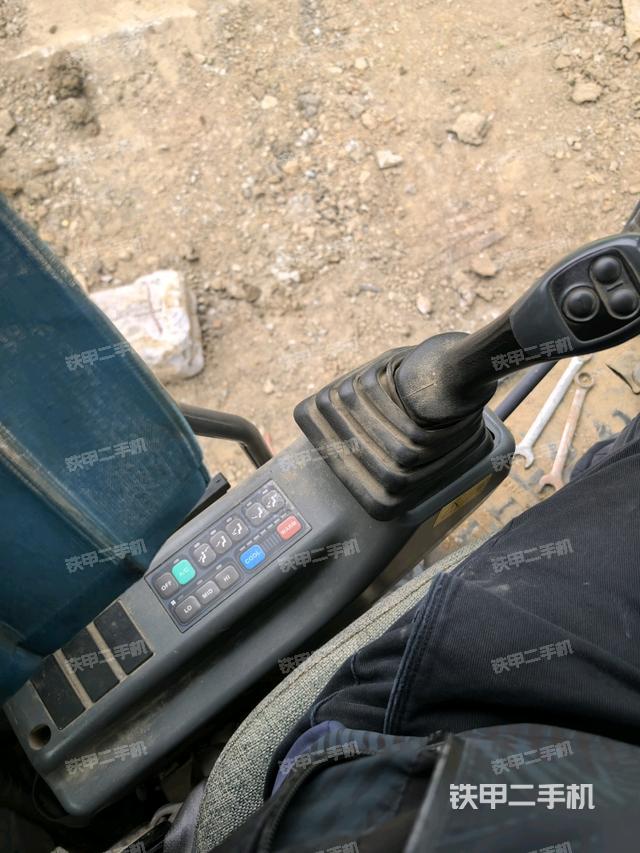 座椅左側(cè)控制臺(tái)/音響/含左手柄(駕駛室部分) 座椅左側(cè)控制臺(tái)/音響/含左手柄(駕駛室部分)