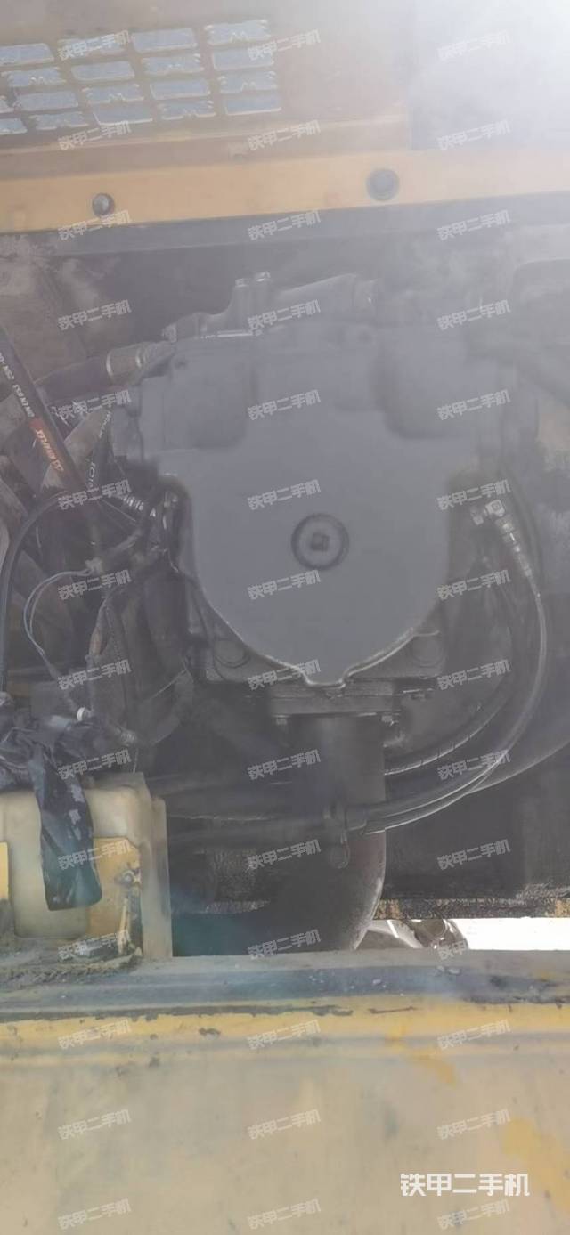 液压泵舱室正面整体（整机外观）