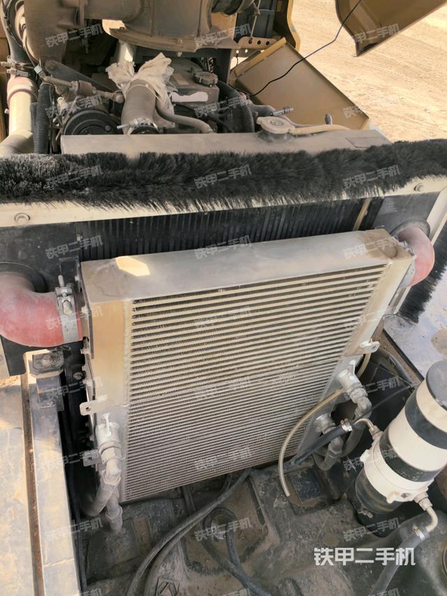 發(fā)動(dòng)機(jī)艙液壓泵全景（壓路機(jī)發(fā)動(dòng)機(jī)艙）