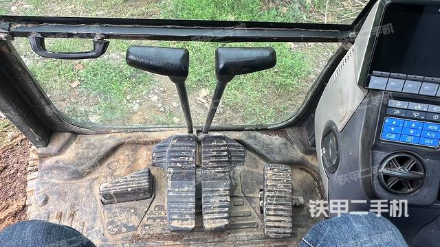 行走控制手柄和踏板?俯拍（駕駛室部分）