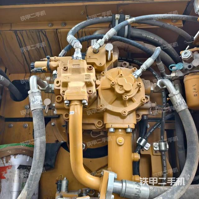 液壓泵艙室正面整體（整機外觀）