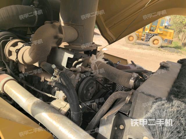 分動(dòng)箱或變速箱（壓路機(jī)發(fā)動(dòng)機(jī)艙）