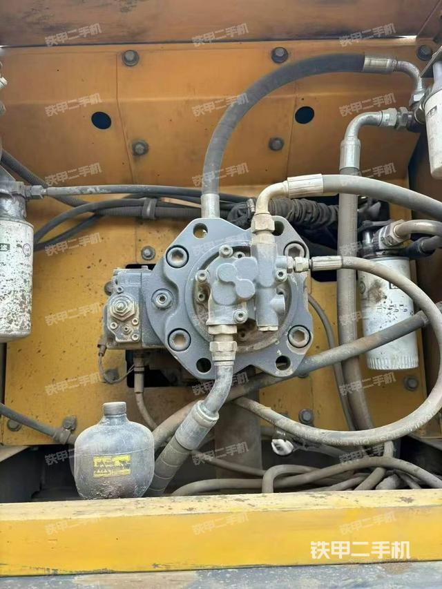 液壓泵艙室正面整體(整機外觀) 液壓泵艙室正面整體(整機外觀)