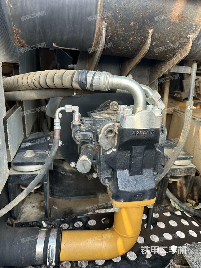 液壓泵艙室正面整體（整機(jī)外觀）