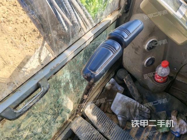 行走控制手柄和踏板?俯拍（駕駛室部分）