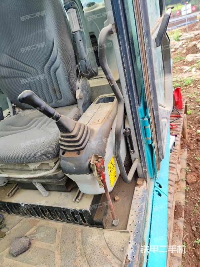 座椅左側控制臺/音響/含左手柄（駕駛室部分）