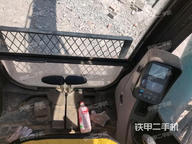 行走控制手柄和踏板?俯拍（駕駛室部分）