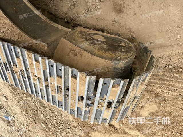 單側(cè)履帶整體(整機外觀) 單側(cè)履帶整體(整機外觀)