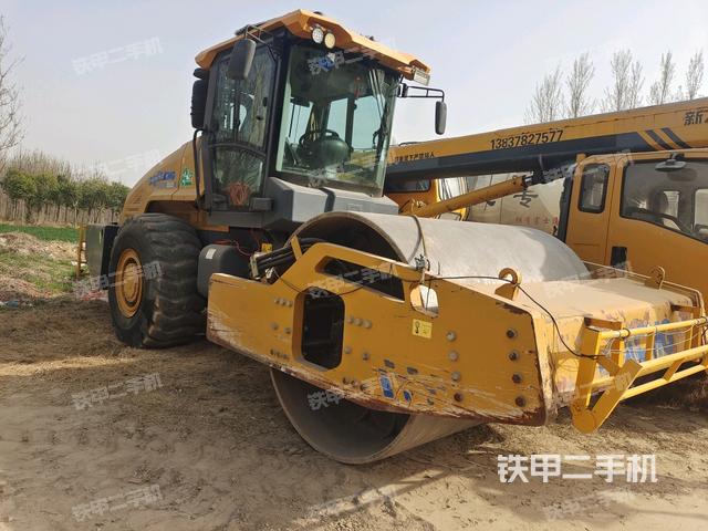 右側(cè)正面照（壓路機(jī)駕駛室）