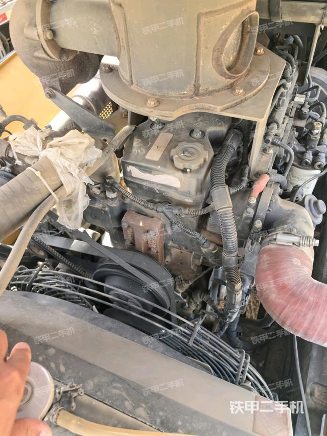 發(fā)動(dòng)機(jī)上部全景（壓路機(jī)發(fā)動(dòng)機(jī)艙）