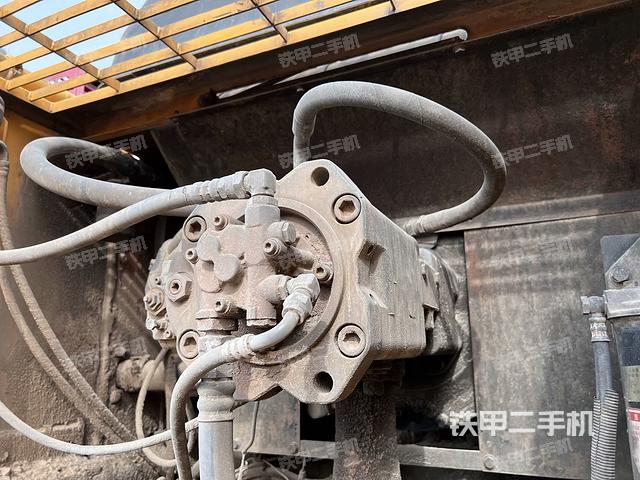 液壓泵艙室正面整體（整機外觀）