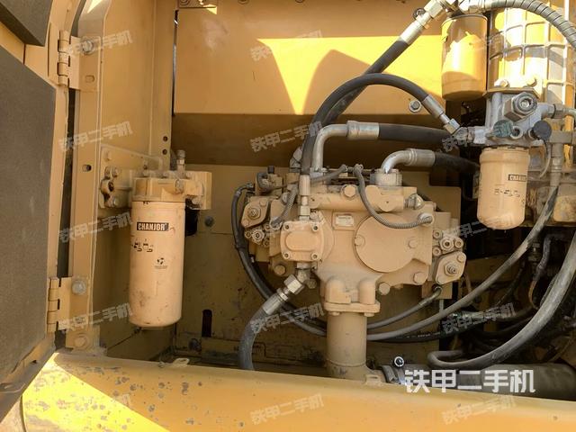 液壓泵艙室正面整體(整機外觀) 液壓泵艙室正面整體(整機外觀)