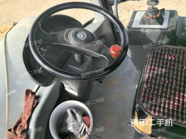 駕駛室內(nèi)座椅、儀表操作手柄全景（壓路機(jī)駕駛室）