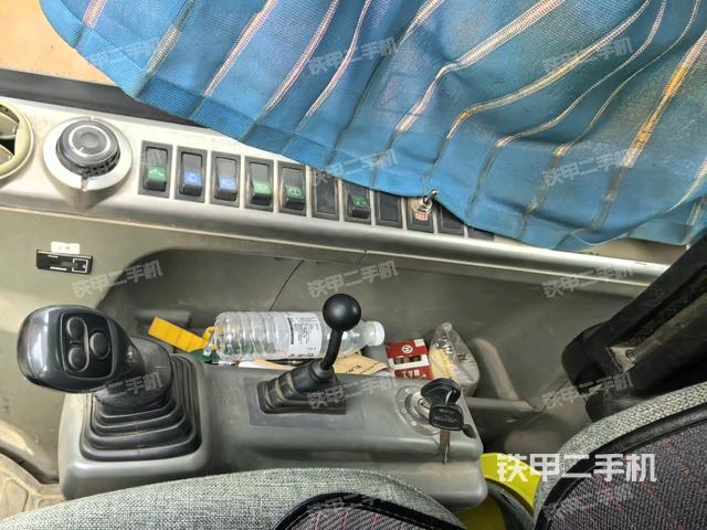 座椅右側(cè)控制臺(tái)/鑰匙門(mén)/油門(mén)/含右手柄(駕駛室部分) 座椅右側(cè)控制臺(tái)/鑰匙門(mén)/油門(mén)/含右手柄(駕駛室部分)