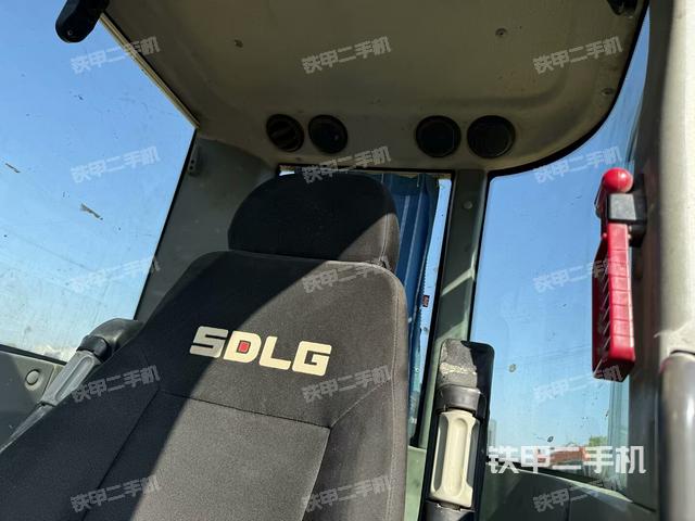 行走控制手柄和踏板?俯拍（駕駛室部分）