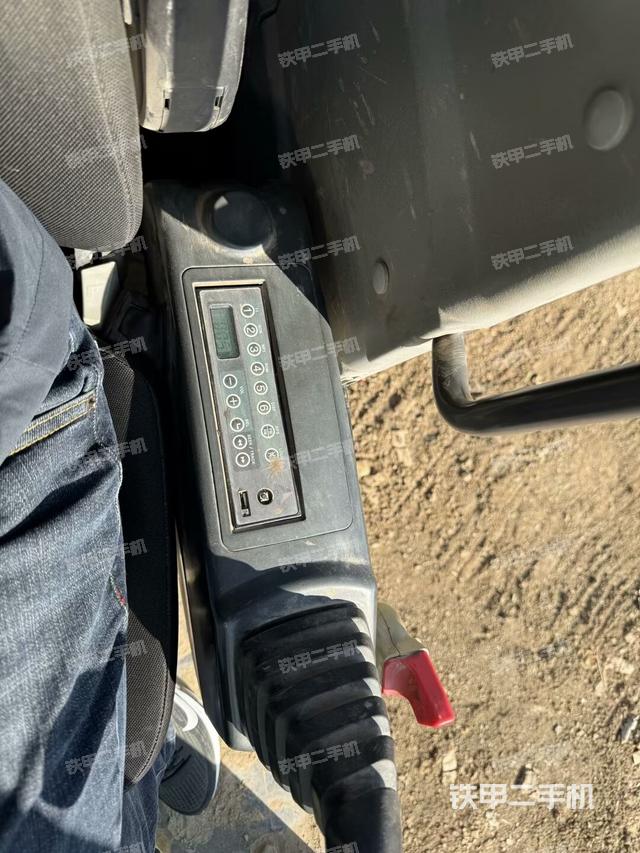 座椅右側(cè)控制臺/鑰匙門/油門/含右手柄（駕駛室部分）