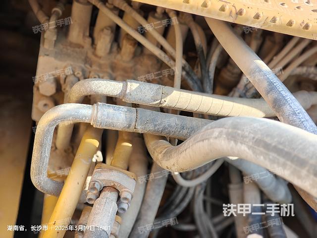 液压泵舱室正面整体（整机外观）