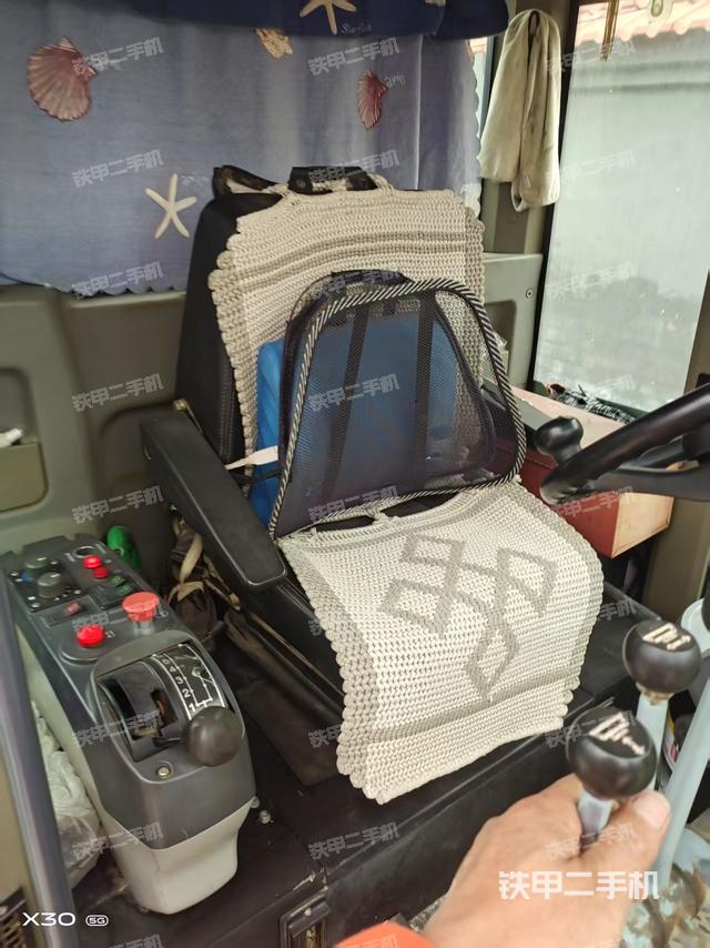 駕駛室操作臺(tái)(設(shè)備外觀及核心部件) 駕駛室操作臺(tái)(設(shè)備外觀及核心部件)