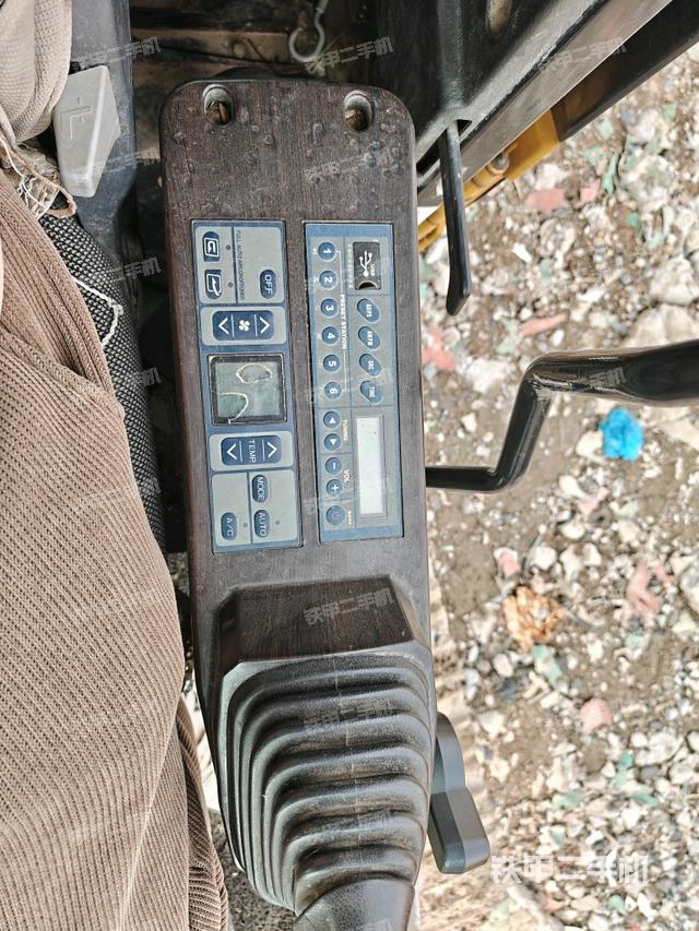 座椅左側(cè)控制臺(tái)/音響/含左手柄（駕駛室部分）