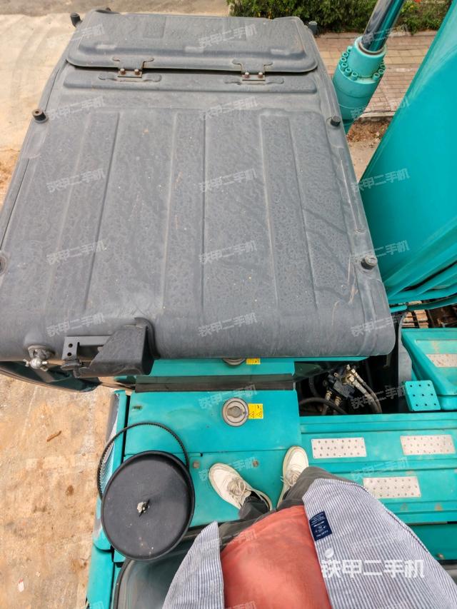 駕駛室頂部(整機(jī)外觀) 駕駛室頂部(整機(jī)外觀)