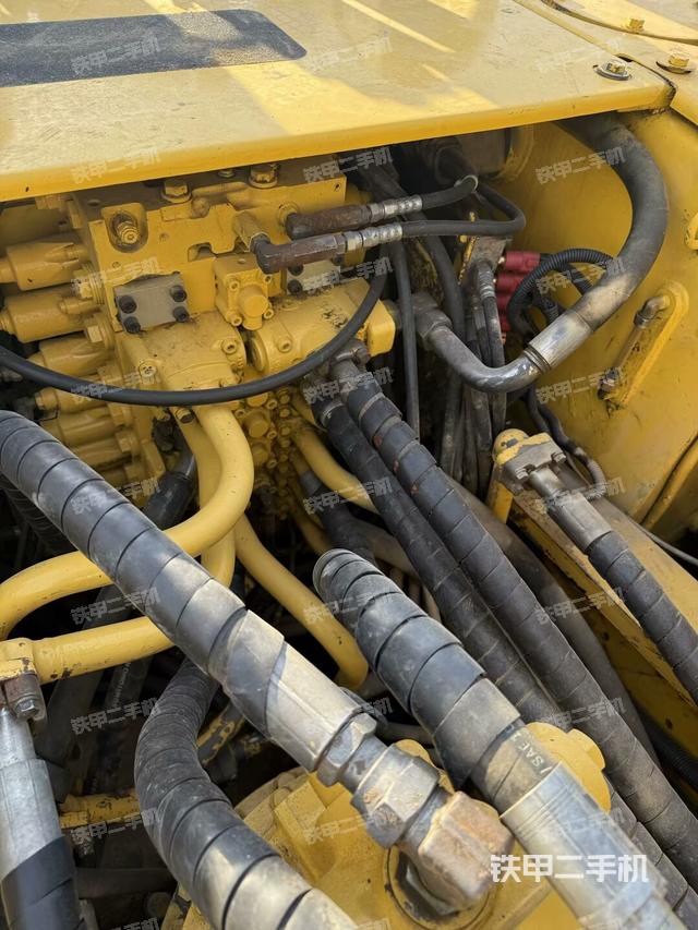 回轉(zhuǎn)馬達(dá)和主控閥（整機(jī)外觀(guān)）