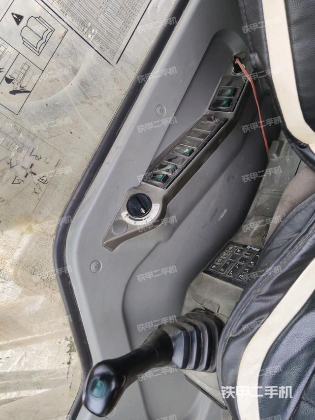 座椅右側(cè)控制臺(tái)/鑰匙門/油門/含右手柄（駕駛室部分）