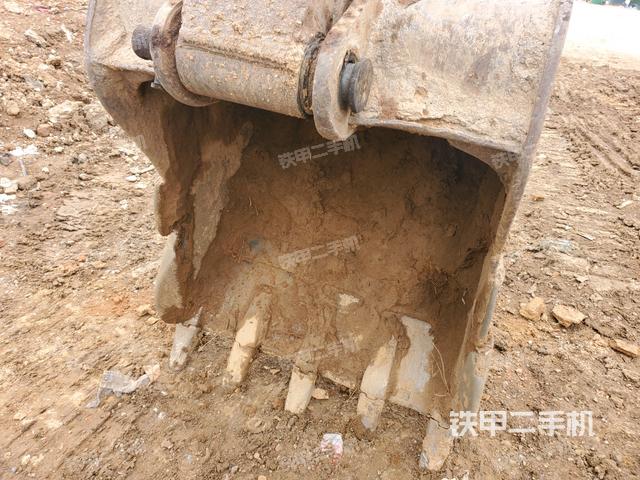 鏟斗右后整體(工作和回轉(zhuǎn)裝置) 鏟斗右后整體(工作和回轉(zhuǎn)裝置)