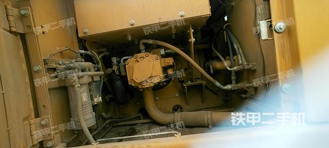 液壓泵艙室正面整體(整機外觀) 液壓泵艙室正面整體(整機外觀)
