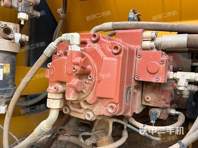 液壓泵艙室正面整體(整機(jī)外觀) 液壓泵艙室正面整體(整機(jī)外觀)