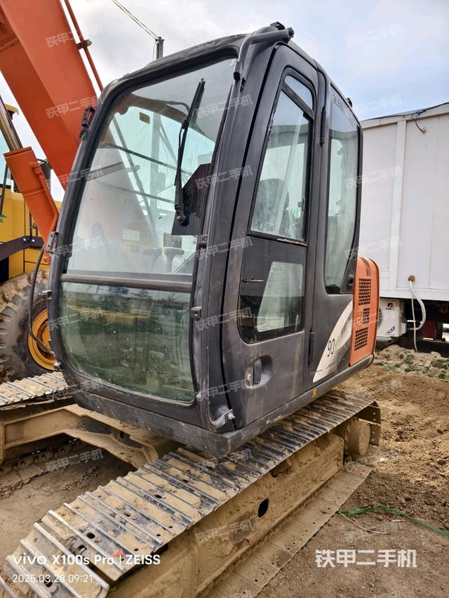 駕駛室整體(整機(jī)外觀) 駕駛室整體(整機(jī)外觀)