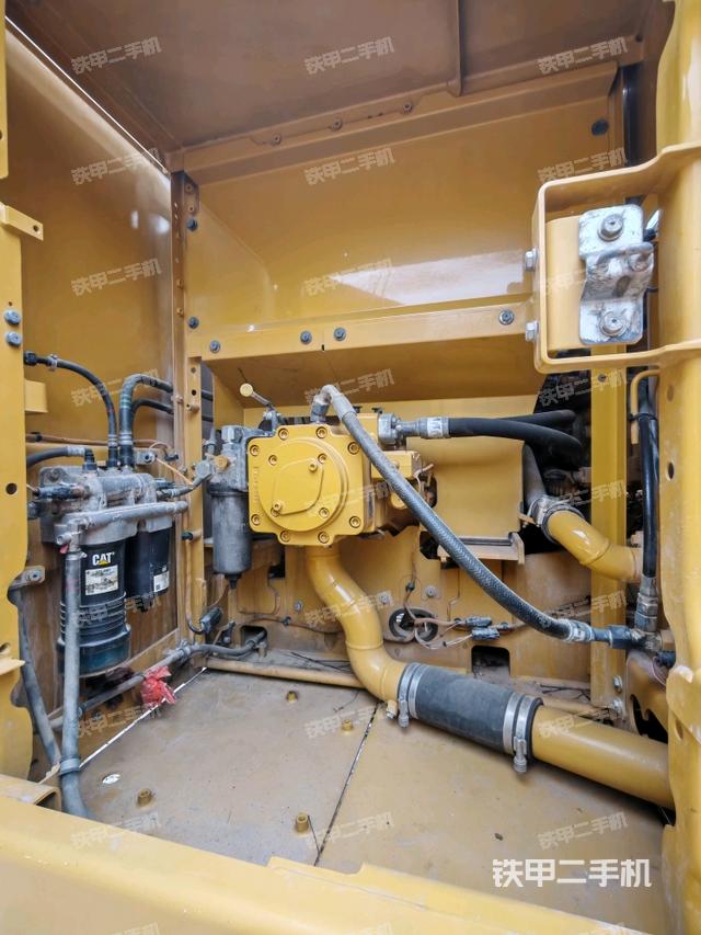 駕駛室頂部(整機(jī)外觀) 駕駛室頂部(整機(jī)外觀)