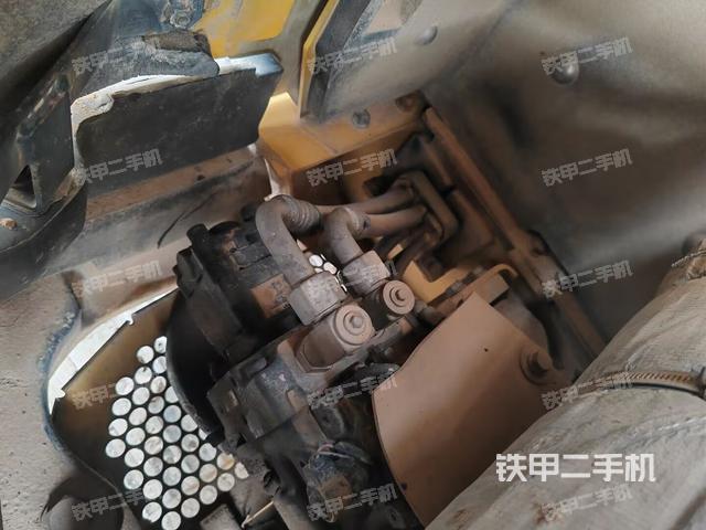 液壓泵艙室正面整體（整機外觀）