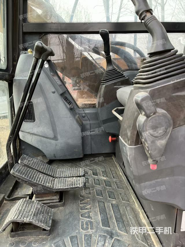 駕駛室頂部(整機外觀) 駕駛室頂部(整機外觀)