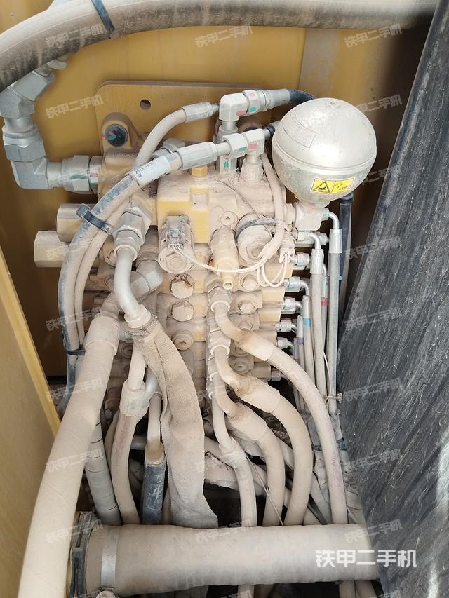 回转马达和主控阀（整机外观）