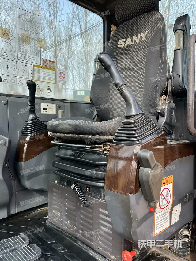 駕駛室頂部(整機(jī)外觀) 駕駛室頂部(整機(jī)外觀)