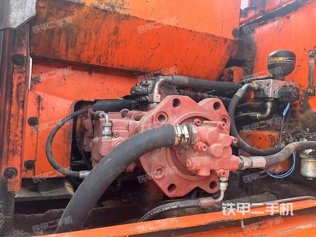 液壓泵艙室正面整體（整機外觀）