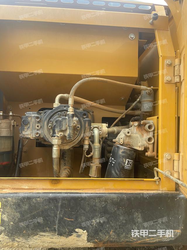 液压泵舱室正面整体（整机外观）