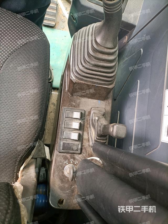 座椅左侧控制台/音响/含左手柄(驾驶室部分) 座椅左侧控制台/音响/含左手柄(驾驶室部分)