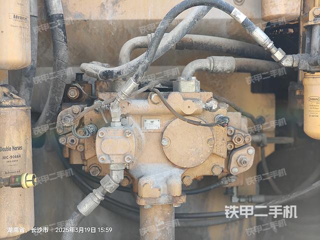 液压泵舱室正面整体（整机外观）