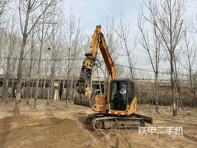 駕駛室整體(整機(jī)外觀) 駕駛室整體(整機(jī)外觀)