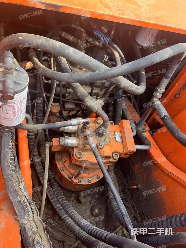 回轉馬達和主控閥（整機外觀）