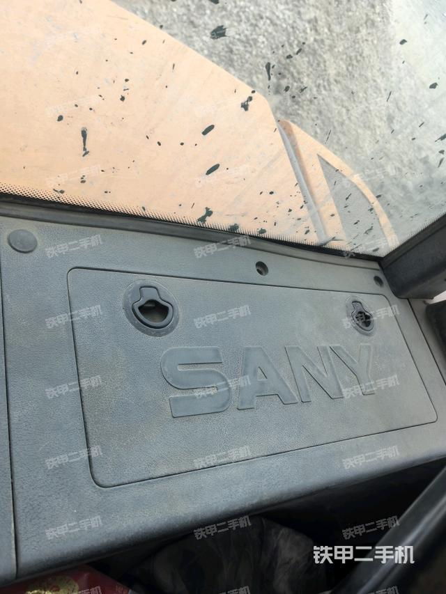 左后方玻璃角標(biāo)(駕駛室部分) 左后方玻璃角標(biāo)(駕駛室部分)